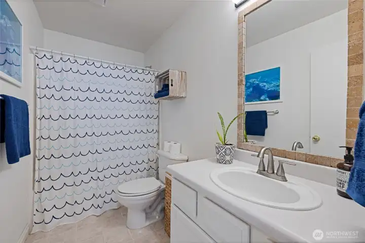 Upstairs Full bathroom