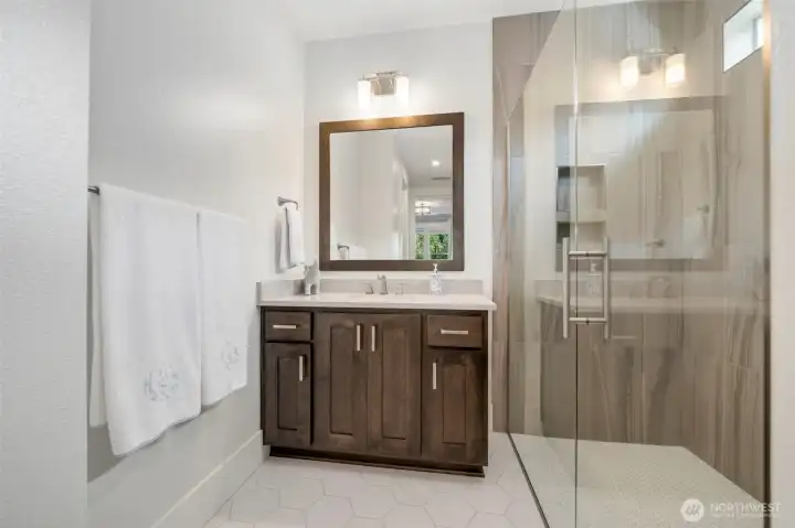 Guest suite bath -Main