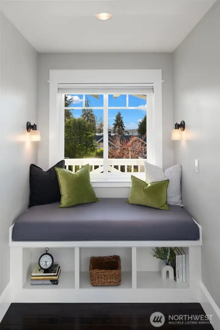 A window seat in the hallway to enjoy a book and take in the views!