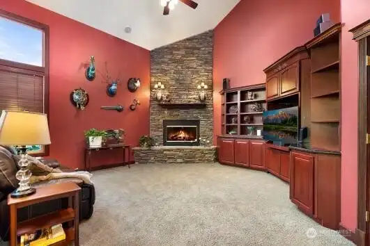 Open kitchen /2nd living room