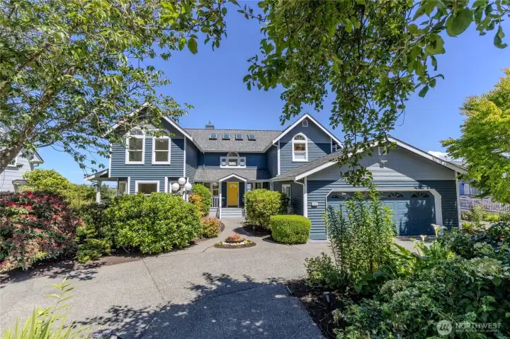 Grand Traditional with Circular Driveway Grand Traditional with Circular Driveway