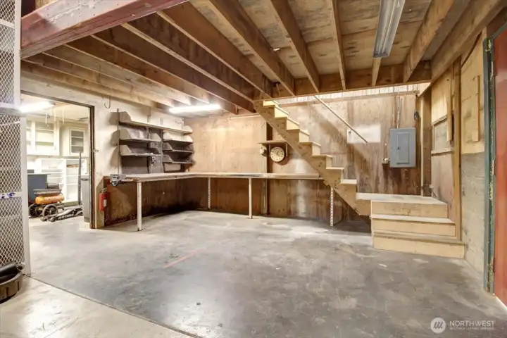 Upper level to show and work office