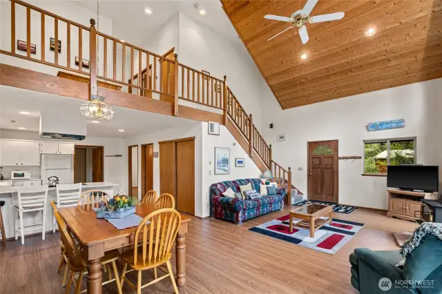 Tall vaulted ceiling in the living room