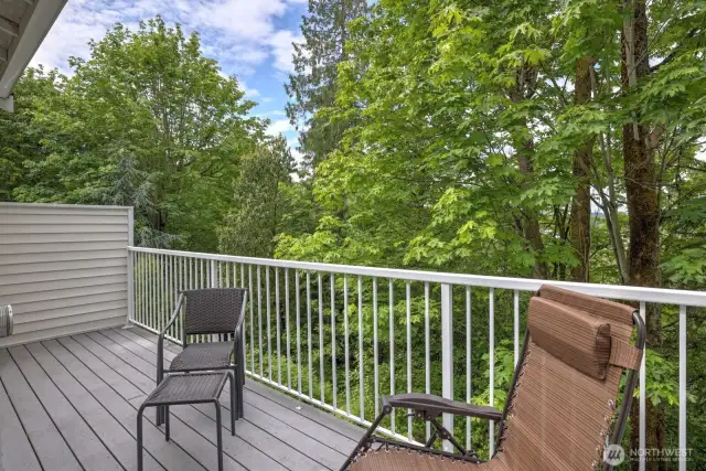 Unwind on this large deck after work with a glass of wine - or maybe some yoga!