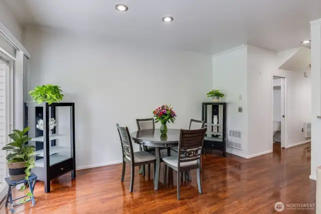 Bring in your 8-seater dining table and host amazing dinner parties!