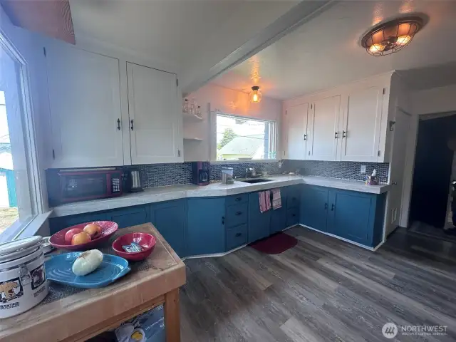 See the gorgeous new quartz counter tops!