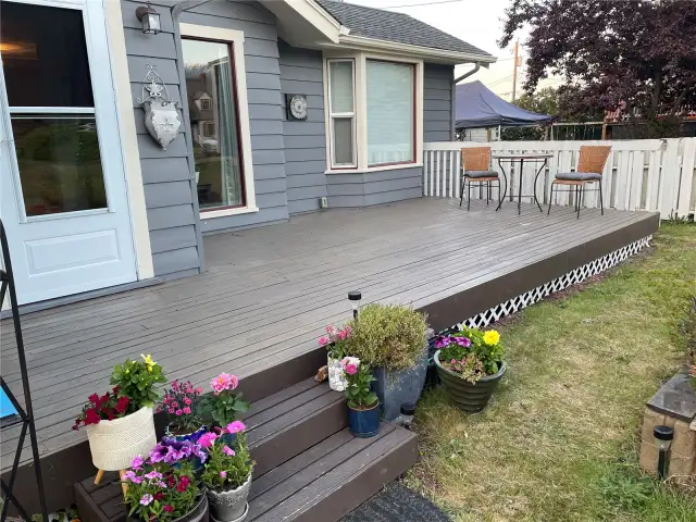 Welcoming front entrance! More outdoor space to enjoy!