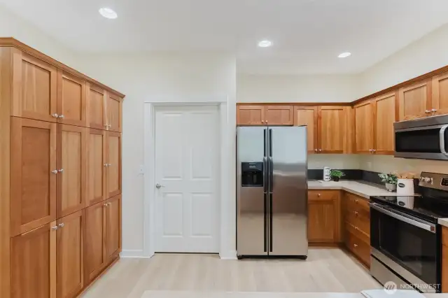 These cabinets offer even more storage options—ideal for pantry staples, small appliances, or the extra things you’d rather keep behind closed doors. A functional feature that makes everyday living feel effortless.