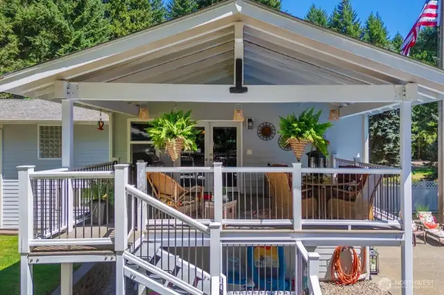 Such a wonderful 4 season space.  Enjoy a meal or beverage while you watch the swimmers.