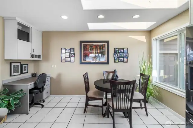 Ther eis an eat-in area plus a desk in the kitchen.