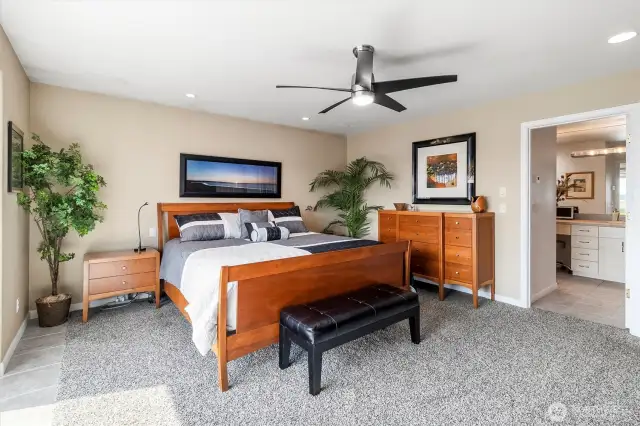 Spacious onwer's bedroom has room for your King-size bed and all the furniture