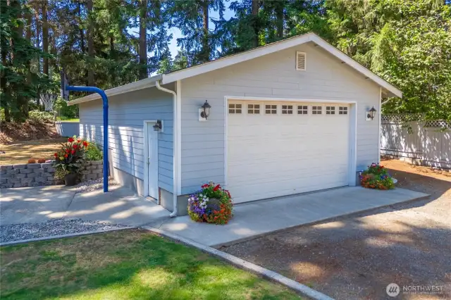 The photo of the detached shop/garage is deceiving.  This is actually a 24 x 40 foot shop/garage located down a long drive that will hold all your cars, toys, and projects.  A place to tinker or build a muscle car, its every mechanics dream