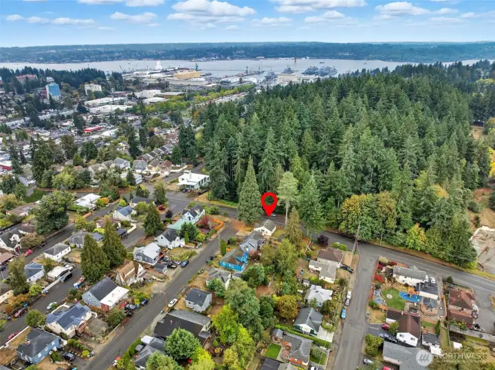 Located next to Forest Ridge Park & minutes to restaurants, shops and ferry