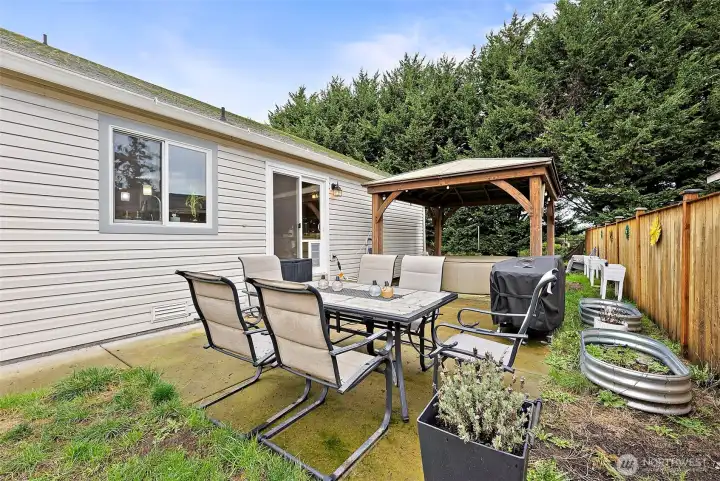 Oversized patio space—your go-to spot for hosting and unwinding outdoors.