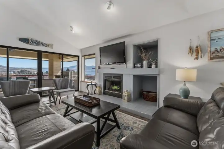 Living Room w/electric fireplace