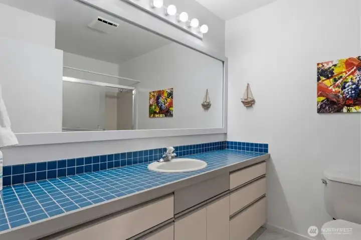 Upper Level Bathroom with tub/shower