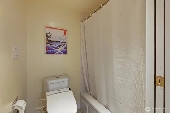 Full ensuite bath in the primary.