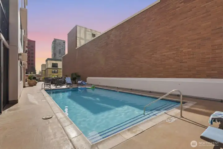 This well-run HOA includes fantastic 5-star amenities for its residents, including an outdoor pool surrounded by the city's towering skyline!