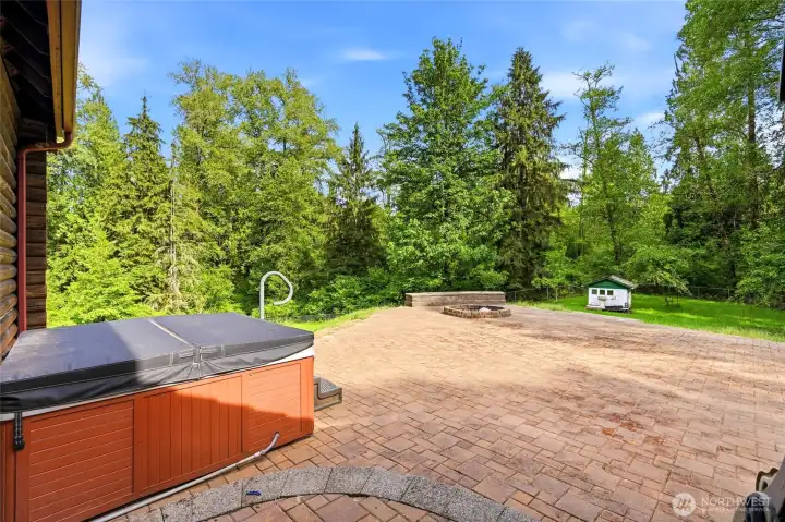 Entertainment sized patio with built in firepit and BBQ area