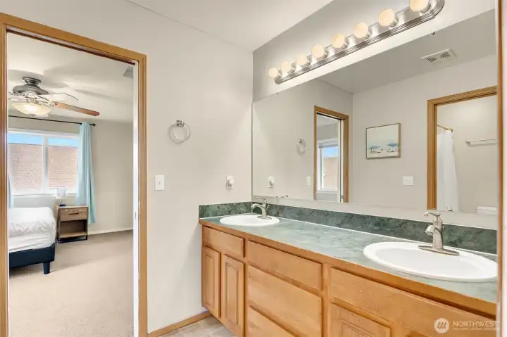 Jack-and-Jill Bathroom -Convenient Access for Both Bedrooms!