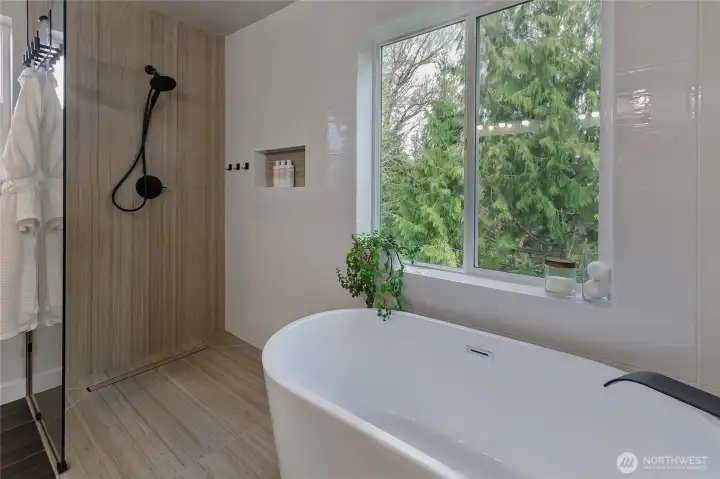 Standalone tub