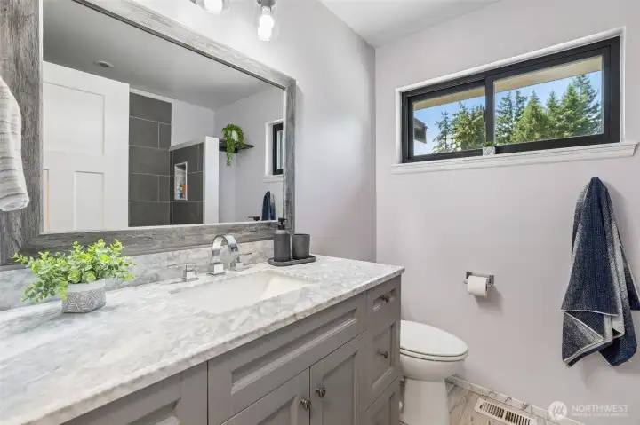 Main bathroom with granite counters