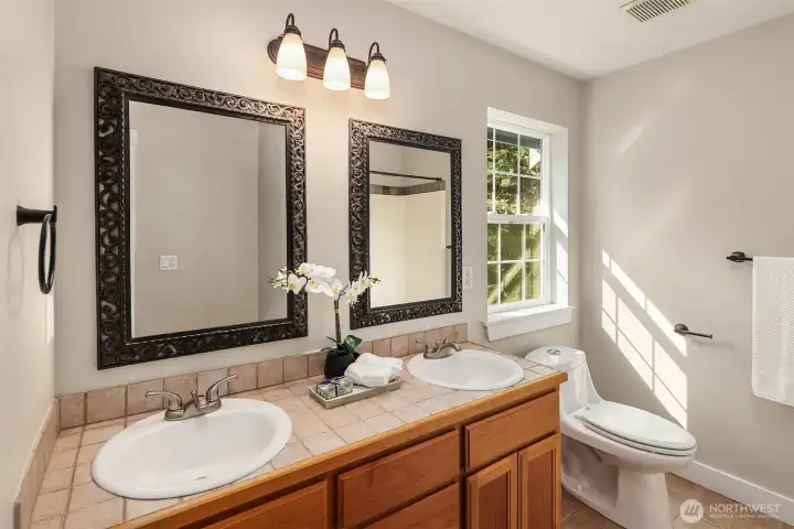 Upper level full bathroom.