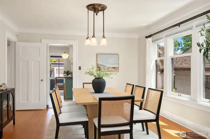 Dining room connects the kitchen. Dining room connects the kitchen.
