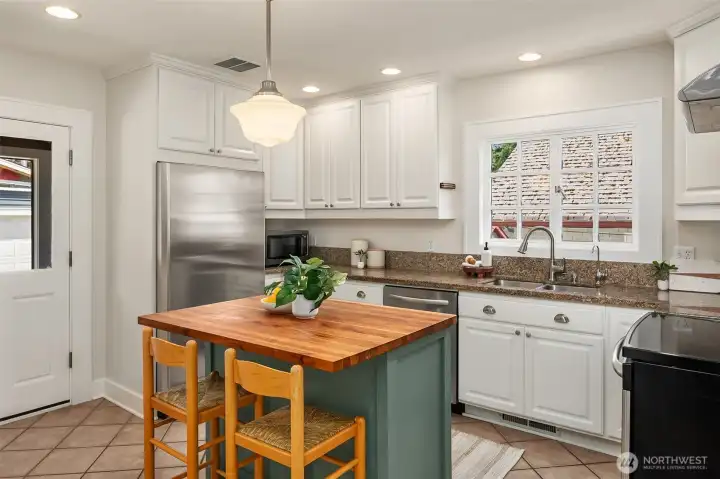 Bright kitchen for culinary creations. Bright kitchen for culinary creations.