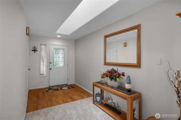 Bright entry foyer with skylight welcomes guests into the open floorplan. Bright entry foyer with skylight welcomes guests into the open floorplan.