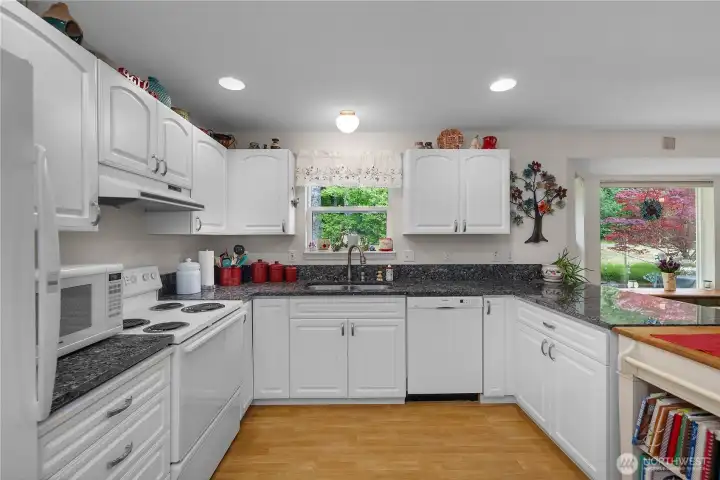 Whether preparing everyday meals or holiday favorites, this kitchen is ready for it all. Whether preparing everyday meals or holiday favorites, this kitchen is ready for it all.
