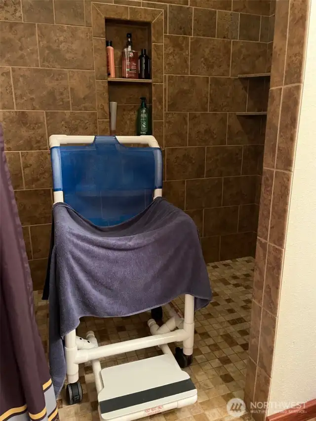 Fully accessible bath off Master