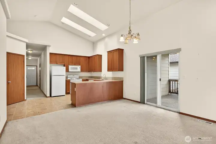 Kitchen w/vaulted ceilings and nice skylights