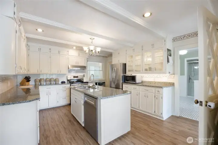 updated kitchen, all appliances stay