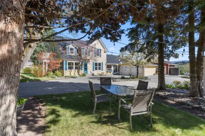 imagine Summer dinners in the shade