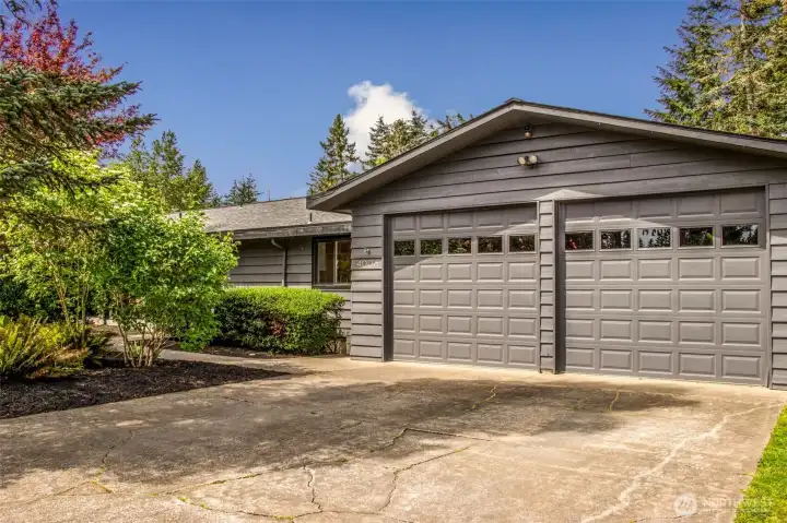 Beautiful 3 bedroom, 2 bath home, move in ready. Close to I-5, shopping and medical facilities.