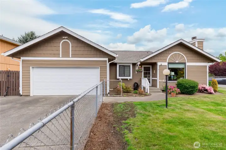 Prime North End location by Vassault Park! Minutes to Point Defiance, Ruston Way, and the ferry terminal. Enjoy quick access to local shopping, dining, and Hwy 16 for an effortless commute.