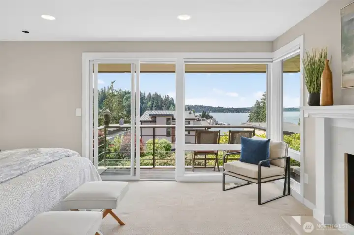 Step directly from bed onto the private deck and let Lake Washington do the rest — morning coffee has never had a better setting, with the Cascade foothills stretching across the water and the Ohashi garden below in full color.