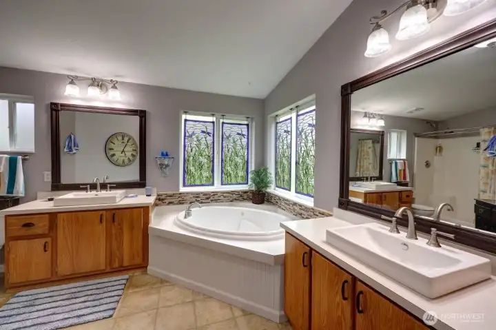 Jetted soaking tub with great light