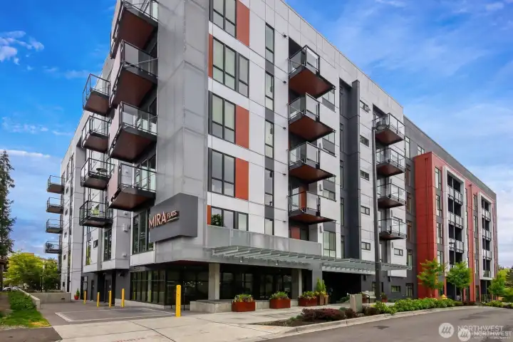 Located just blocks from Bellevue Square and dining! Located just blocks from Bellevue Square and dining!