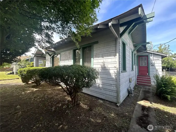 Front yard, shows entry to laundry/utility room on right side.