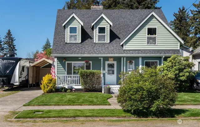 Don't miss this rare opportunity to own this beautiful Craftsman home in the desirable Downtown Puyallup location. Hurry this one won't last!