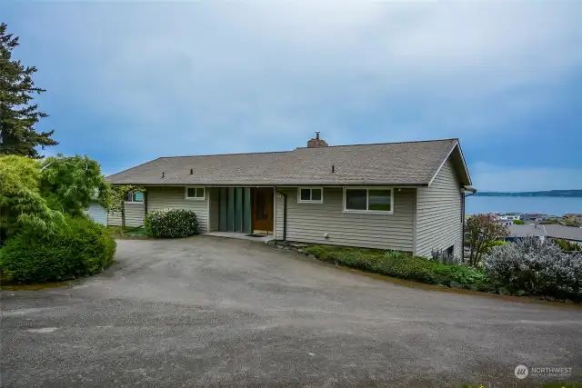 Great View home in the Mariners Cove Community. Circular driveway with ample parking, and to front entry of the home.