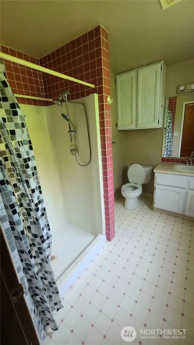 Ensuite 3/4 bath off primary bedroom