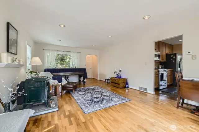 Light and bright with natural sunlight and plenty of space. You'll love life in this wonderful and comfortable home!