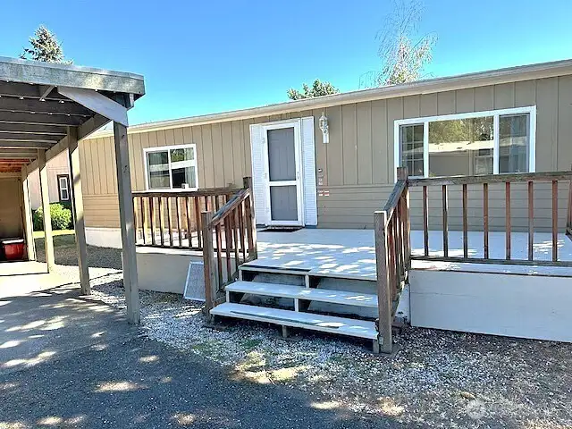 Large Front Deck for entertaining