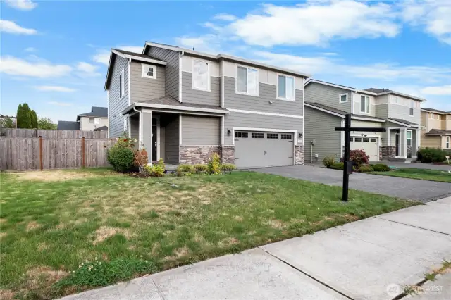 Spacious front yard!