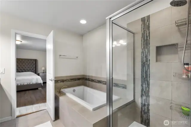 Huge soaking tub, shower w/ built in shelving!