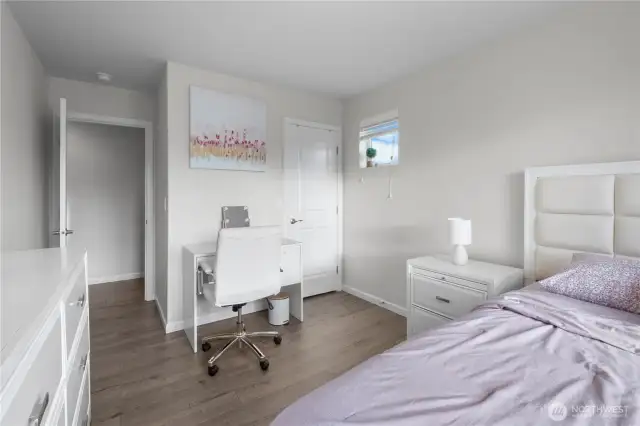 Secondary bedroom w/ Walk in closet!
