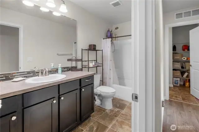 Secondary bathroom for the 2 secondary bedrooms!